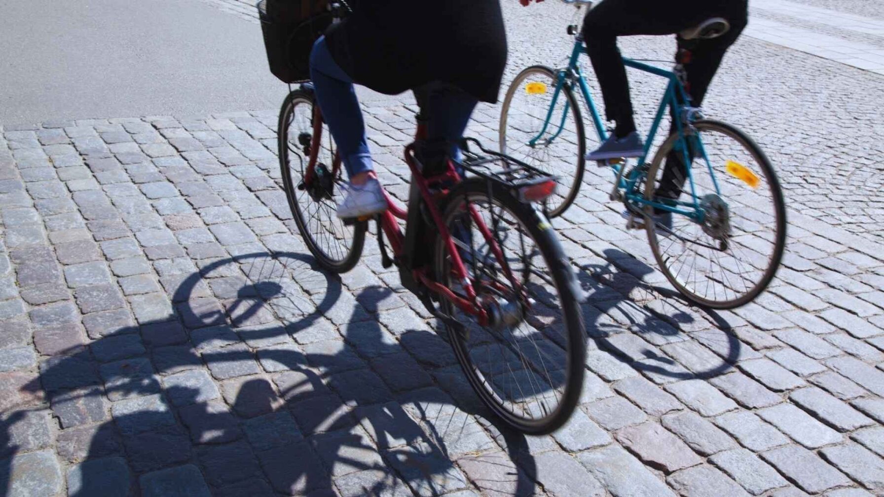Los accesorios que realmente marcan la diferencia en el día a día de un ciclista urbano - Urban Bikes